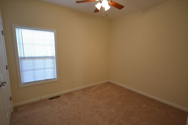 Building Photo - Modern 2 bedroom Apartment with One-Level Living
