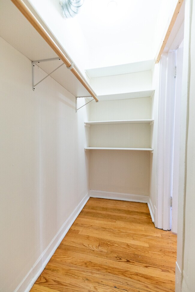 Building Photo - 6509 N Hoyne Ave