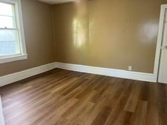 Building Photo - 3 bed 1 bath house