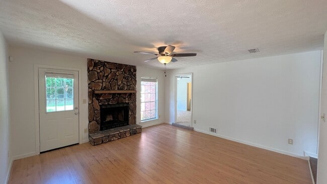 Building Photo - Lovely 3-Bedroom