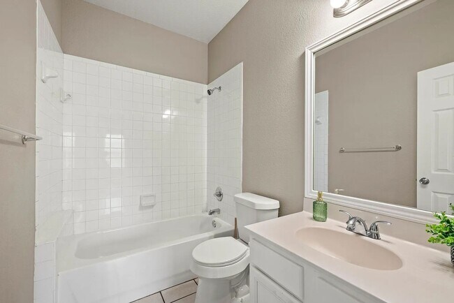 Building Photo - Light-Filled 3-Bedroom Home with Updated K...