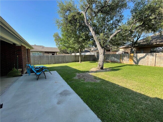 Building Photo - 501 King Eider Ln