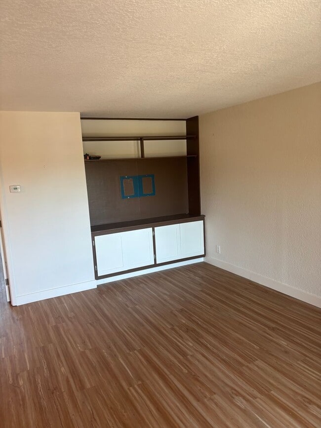 Building Photo - Location, location, location! This gated community is 5 minutes walking distance to downtown Sant...