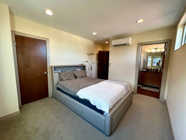 Building Photo - Capitol Hill/Cherry Hill Townhouse