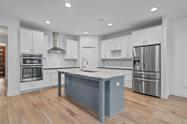 Building Photo - 5415 Woodview Ave