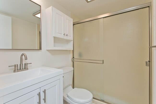 Building Photo - Nahoa Apartments 2 bedroom, 1 bathroom, 1 ...