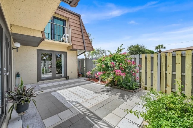 Courtyard - 1458 N Lawnwood Cir