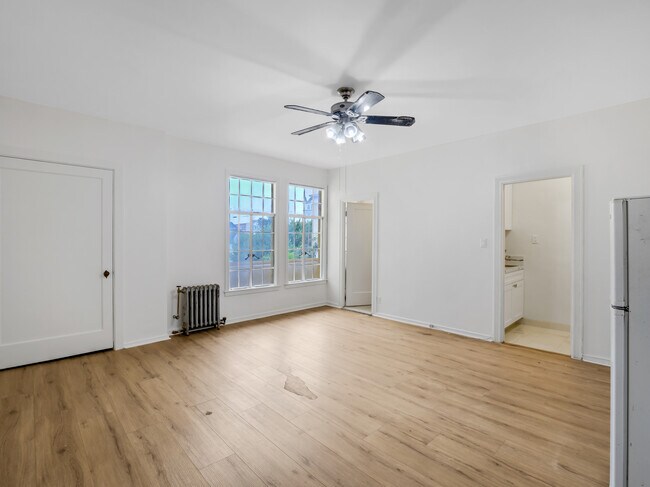 Building Photo - 841 Serrano Ave