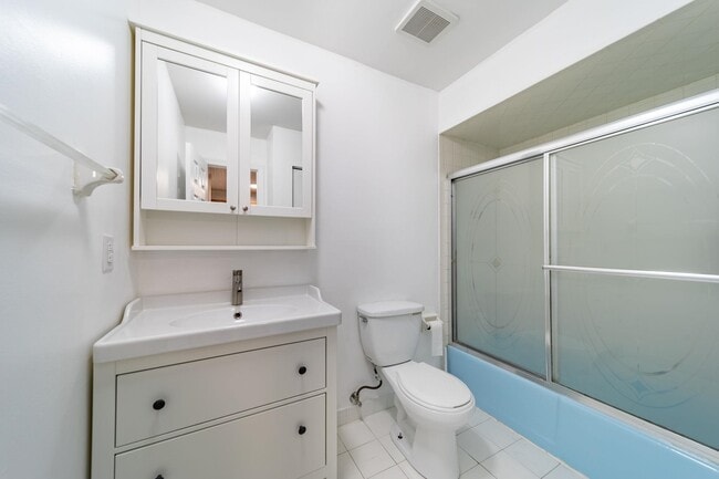 Building Photo - 236 Christopher Columbus Dr