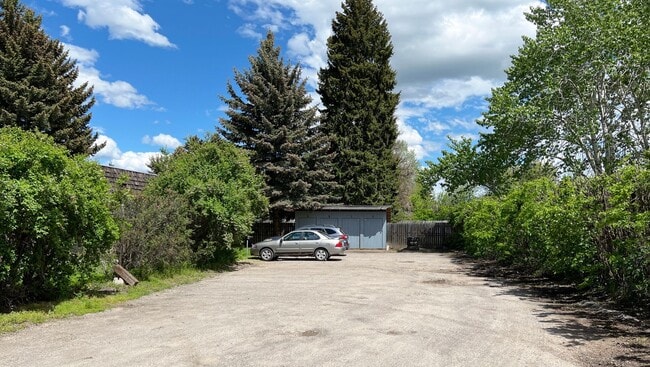 Building Photo - Fantastic location! 2 Bed, 2 Ba Unit with off street parking
