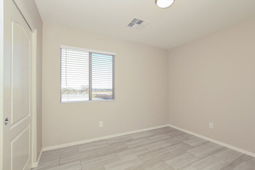 Building Photo - 12035 W Leather Ln