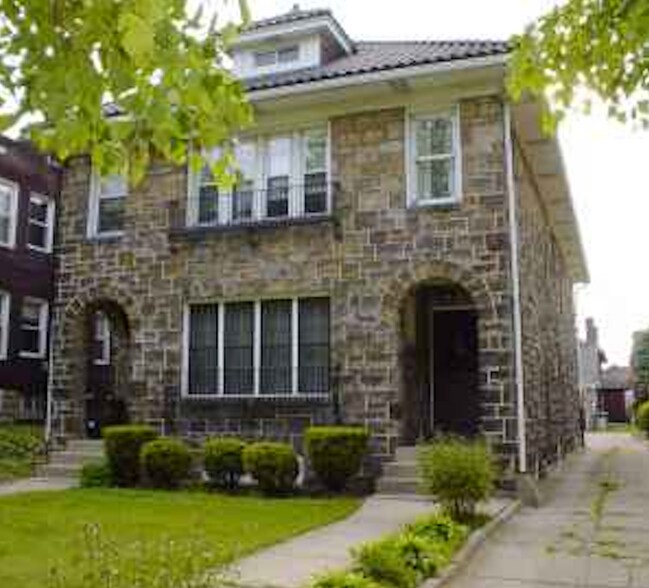 House. Outside - 252 S Winebiddle St