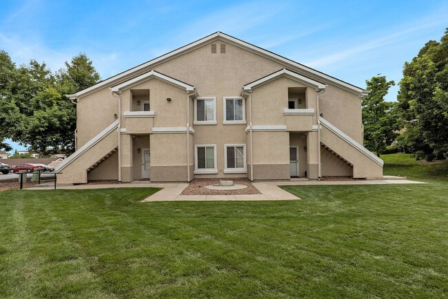 Building Photo - 2 bed, close to Ft Carson, newer paint and...