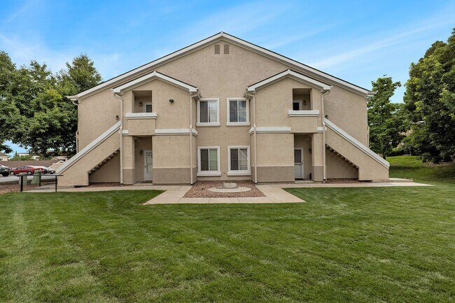 Building Photo - 2 bed, close to Ft Carson. Top Floor unit, Available now