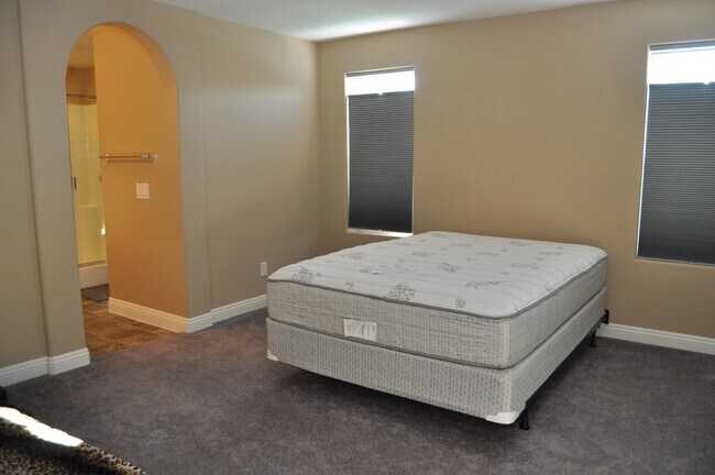 Building Photo - Fabulous 3 bedroom home in gated community!