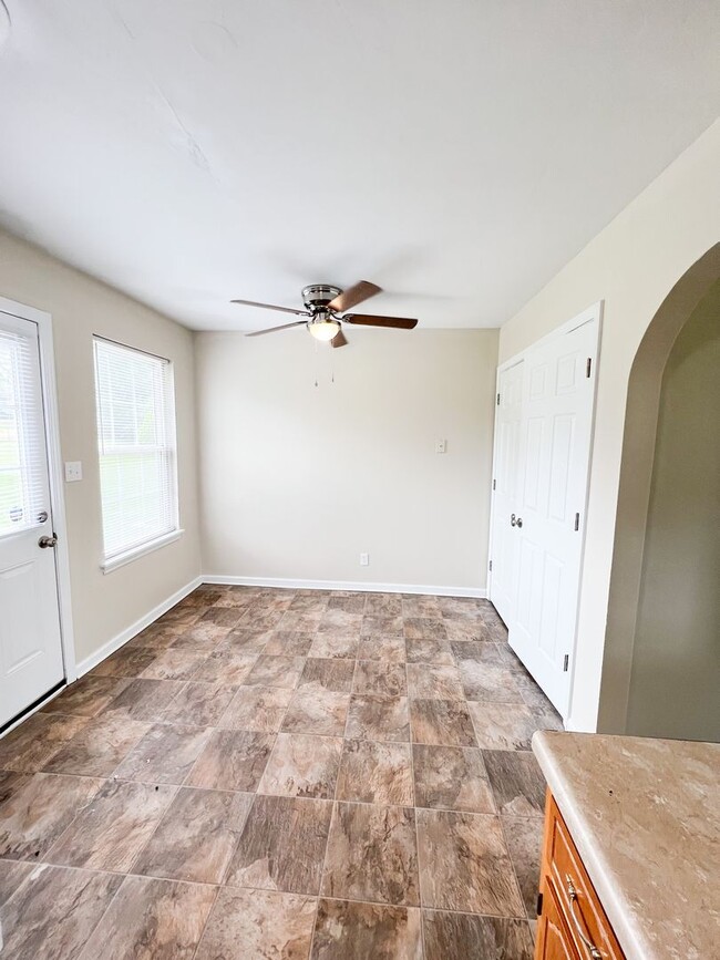 Building Photo - 3 Bedroom 1 Bathroom Home!