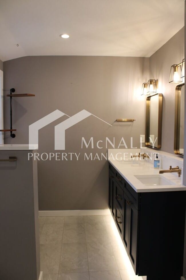 Building Photo - 5 Bedroom, 4 Bathroom Historic Tacoma Home