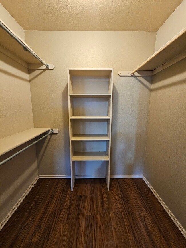 Building Photo - (3) Bed/(2) Bath in S Moore Avail NOW! Pet...
