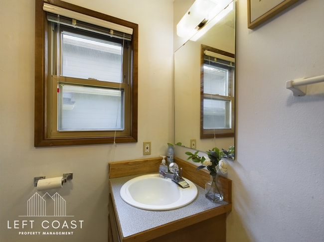 Building Photo - 890 SW 7th St