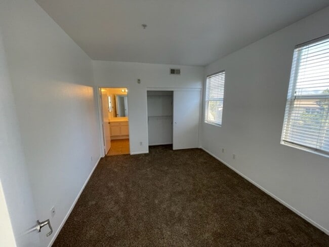 Building Photo - Otay Ranch townhome