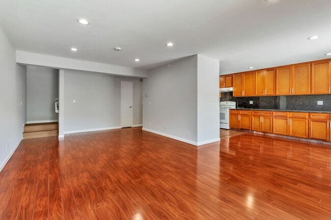 Building Photo - 3-Bedroom 2.5-Bathroom Santa Clara Townhome