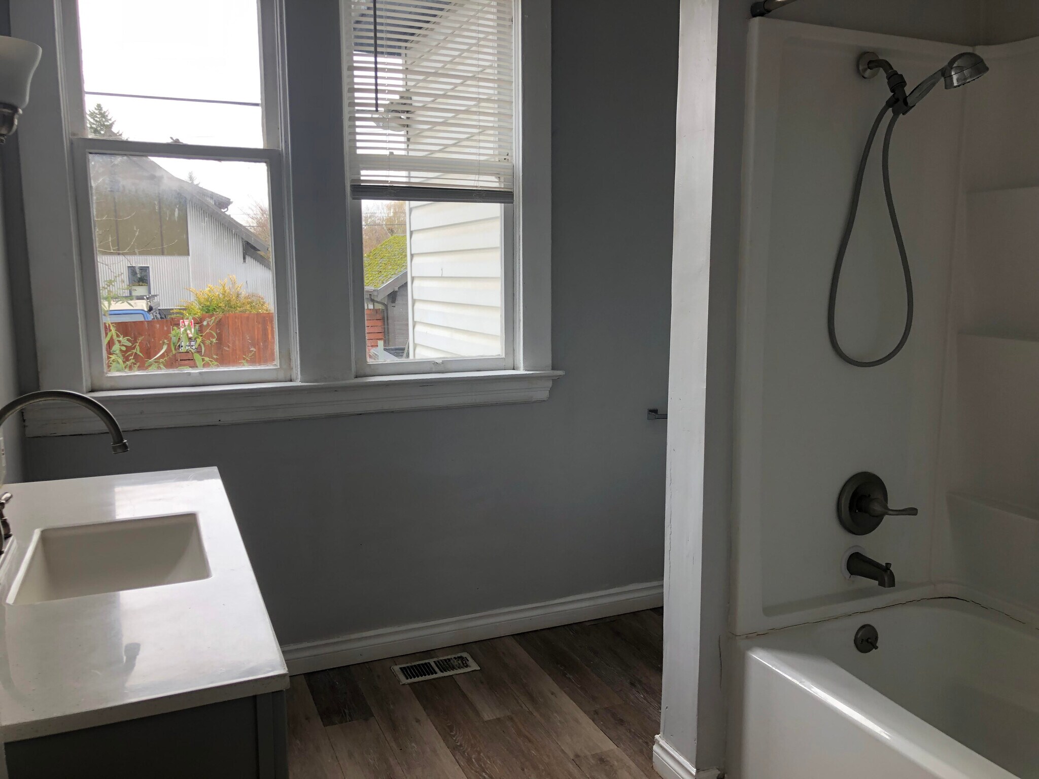 Building Photo - 5410 NE 32nd Pl.