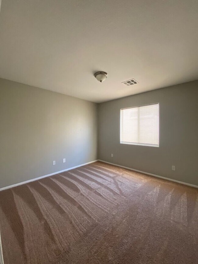 Building Photo - Southern Highlands 4 Bedroom- Single Famil...