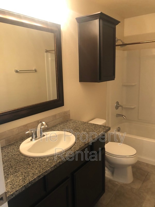 Building Photo - 1026 E 93rd St