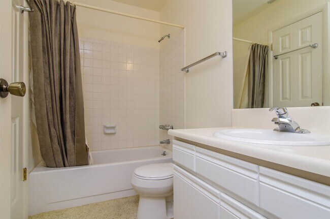 Building Photo - 617 Taylor Ln