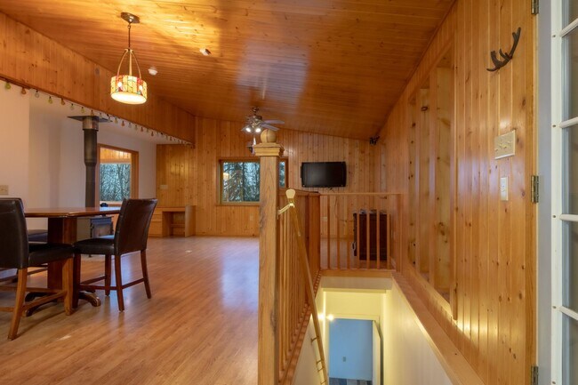 Building Photo - 3BR/3BA Home on 1.9 Acres – Garage & Pet F...