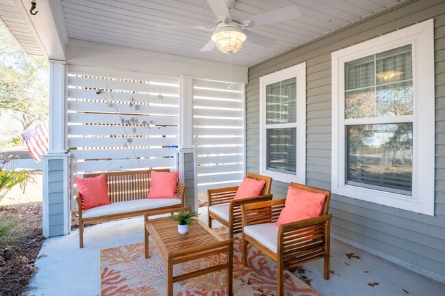 Building Photo - Seashell Cove @ 148 NE 13th St