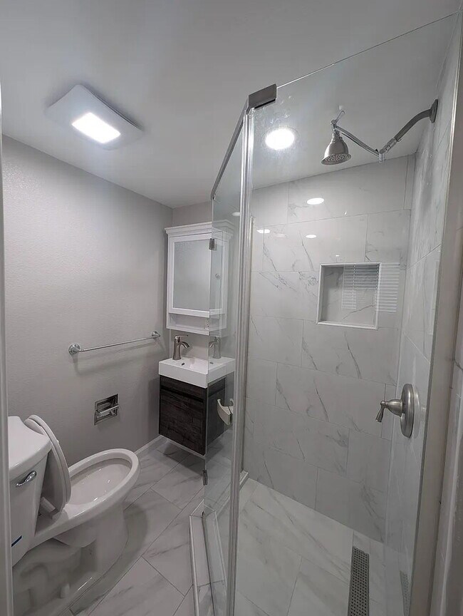 Building Photo - FRESHLY RENOVATED & MOVE-IN READY In South...
