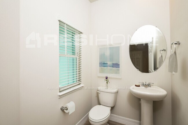 Building Photo - 165 Honeytree Ln