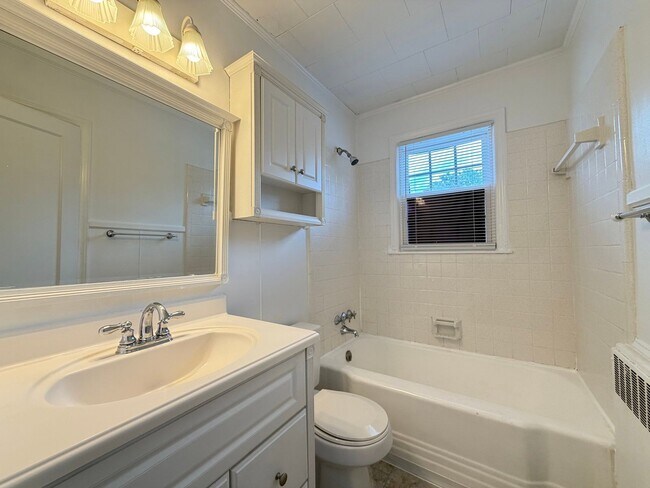 Building Photo - 452 Parkview Dr
