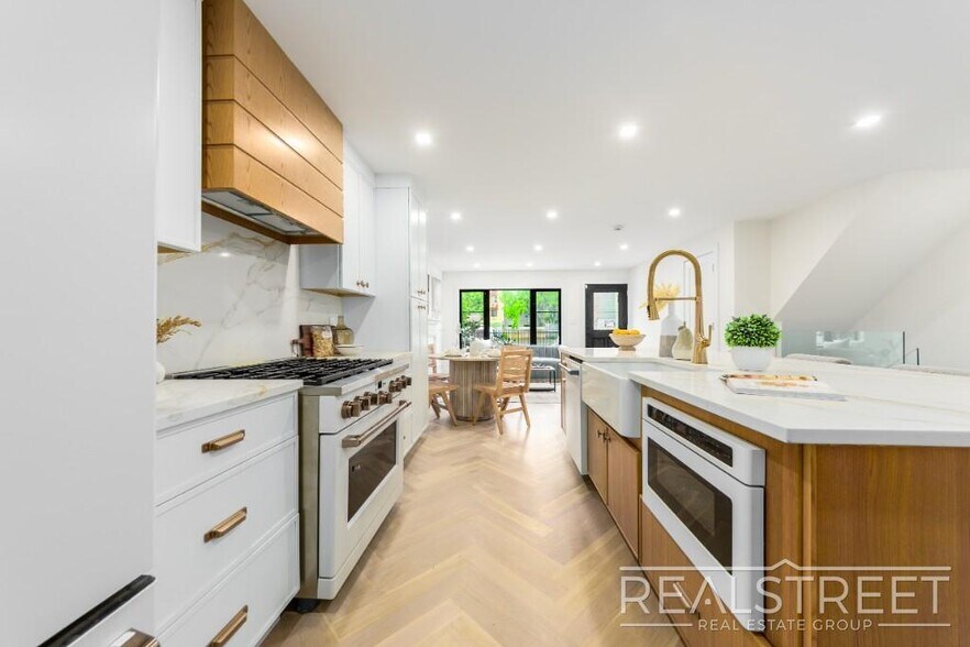 Building Photo - Exquisite 3 BR 3.5 BA Home with Private Pa...