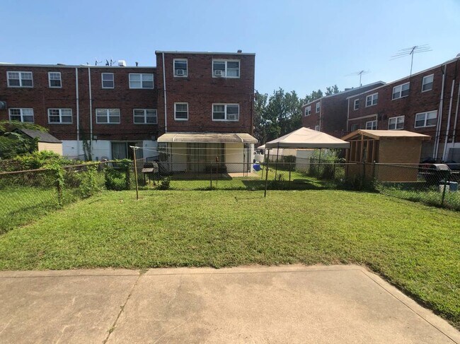 Building Photo - Newer & Modern 3 Bed., 1.5 Bath Home w/W/D...
