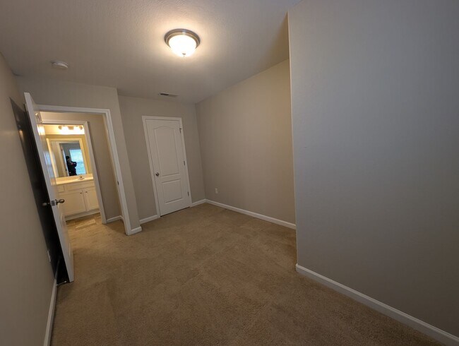 Building Photo - Spacious Townhome in Kingstree!