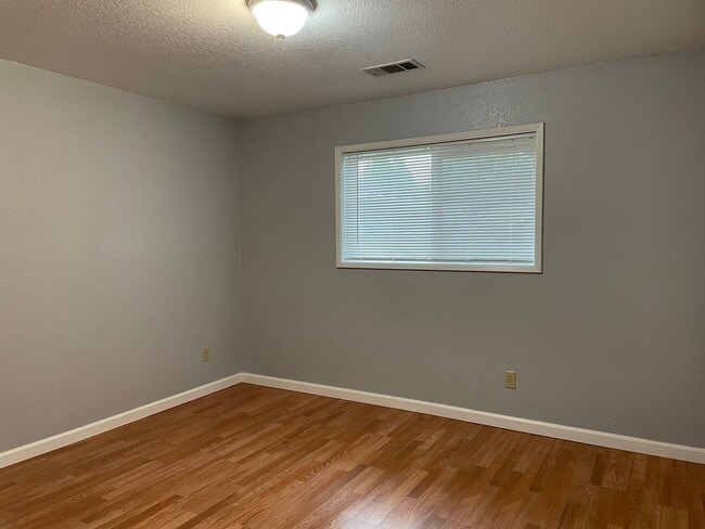Building Photo - 1391 SW Kokanee Ln