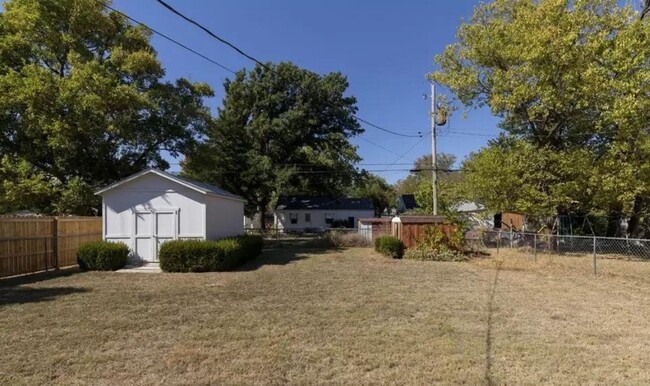 Building Photo - Spacious Single Family Home in South Wichita