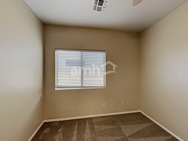 Building Photo - 850 W Vineyard Plains Dr