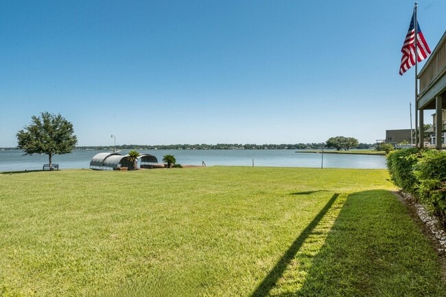 Building Photo - 112 Cove Point