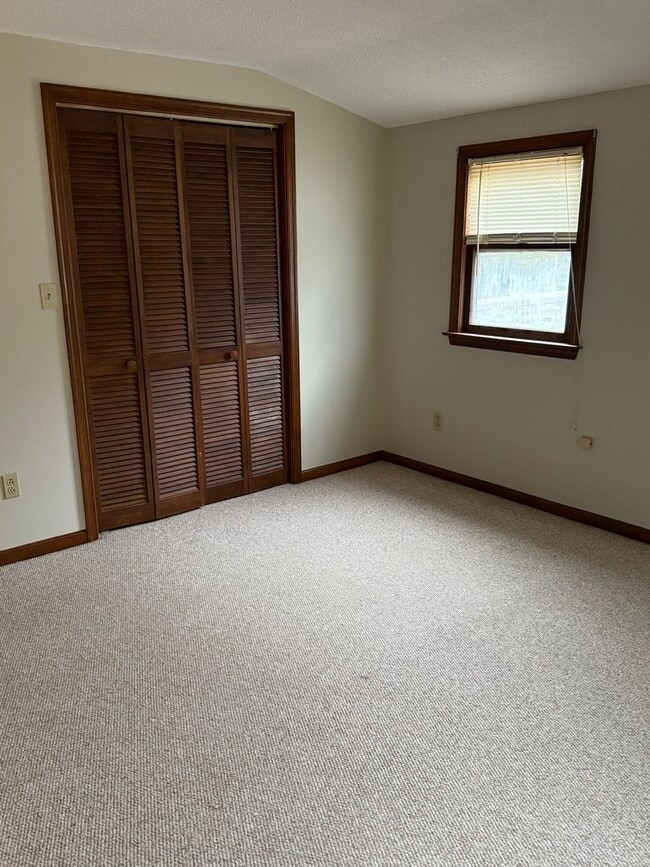 Building Photo - Rent free December ! Sign a lease in December and enjoy the rest of the month free!