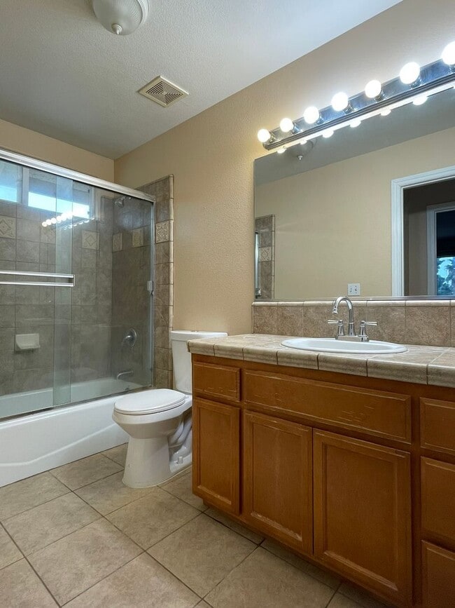 Building Photo - Available NOW! Half off 1st months rent