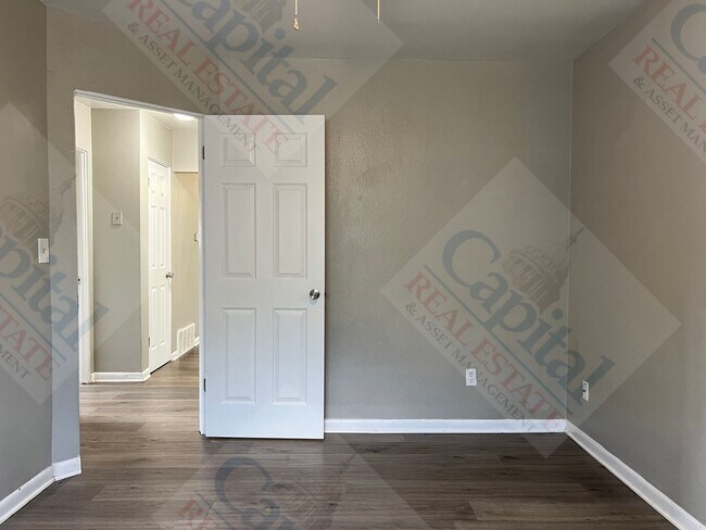 Building Photo - 402 W Curtis Dr