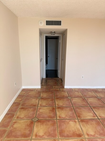 Building Photo - 1300 NE Miami Gardens Dr