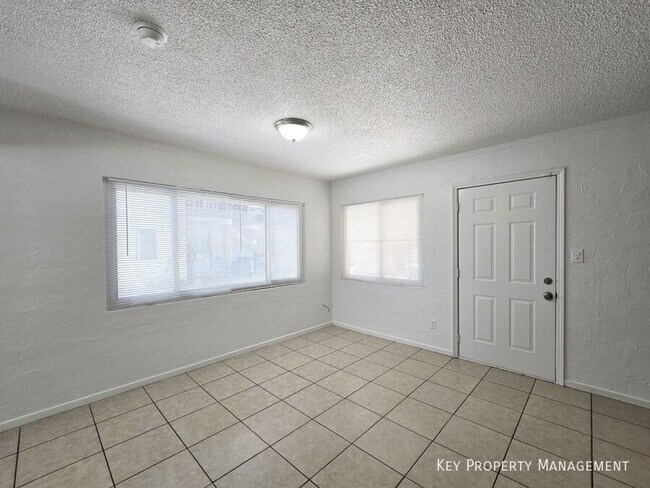 Building Photo - 1904 Rexford Dr