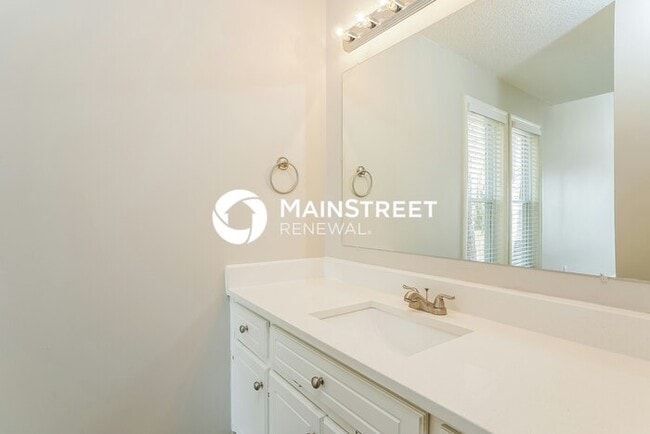 Building Photo - 3 Bedroom Pet-Friendly Home in Zebulon, NC with Main Street Renewal