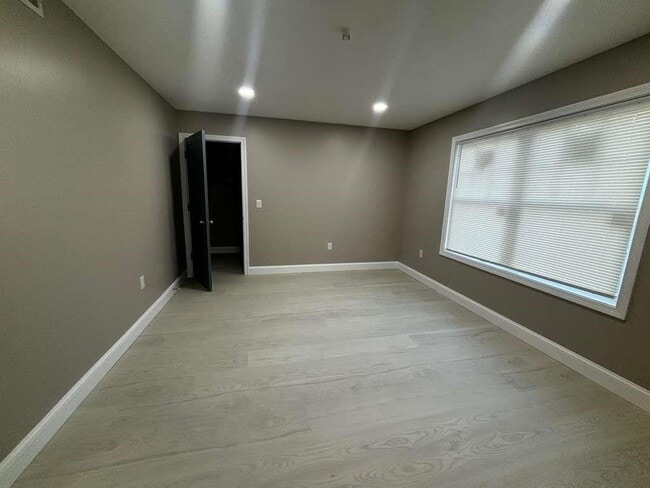 Building Photo - 375 Public St