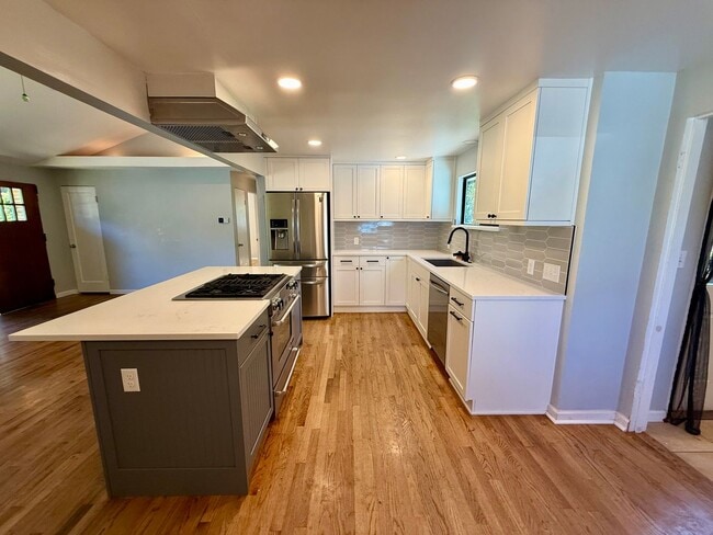 Building Photo - Columbia City Home