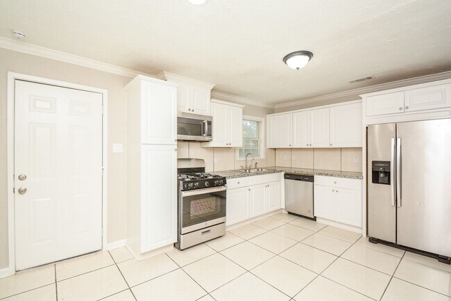 Building Photo - 2109 Pomona Dr